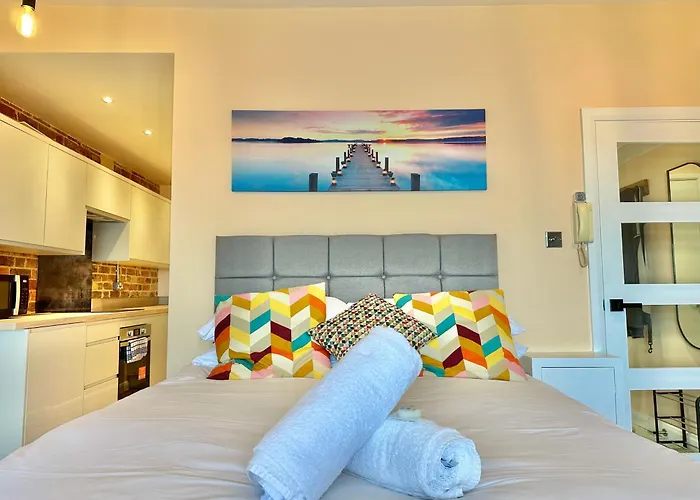 Pier View Retreat - Close To Beach - Sea Views With Parking
