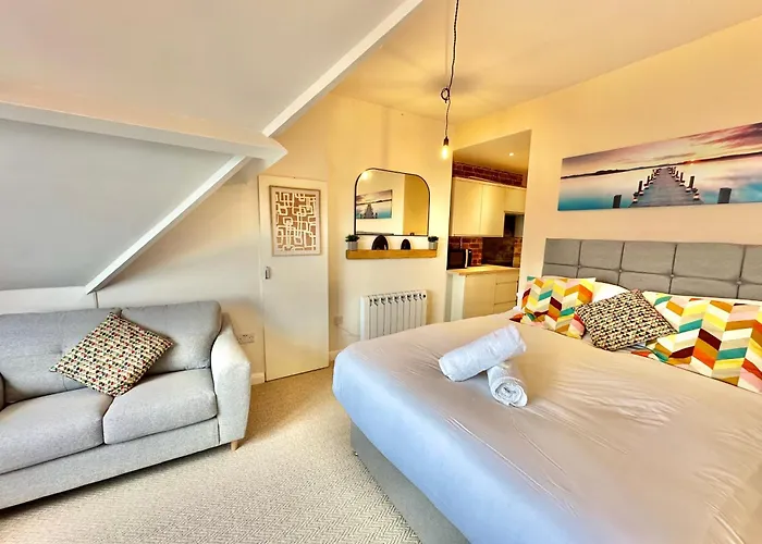Pier View Retreat - Close To Beach - Sea Views With Parking