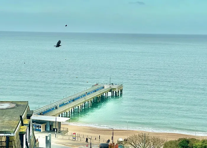 Pier View Retreat - Close To Beach - Sea Views With Parking
